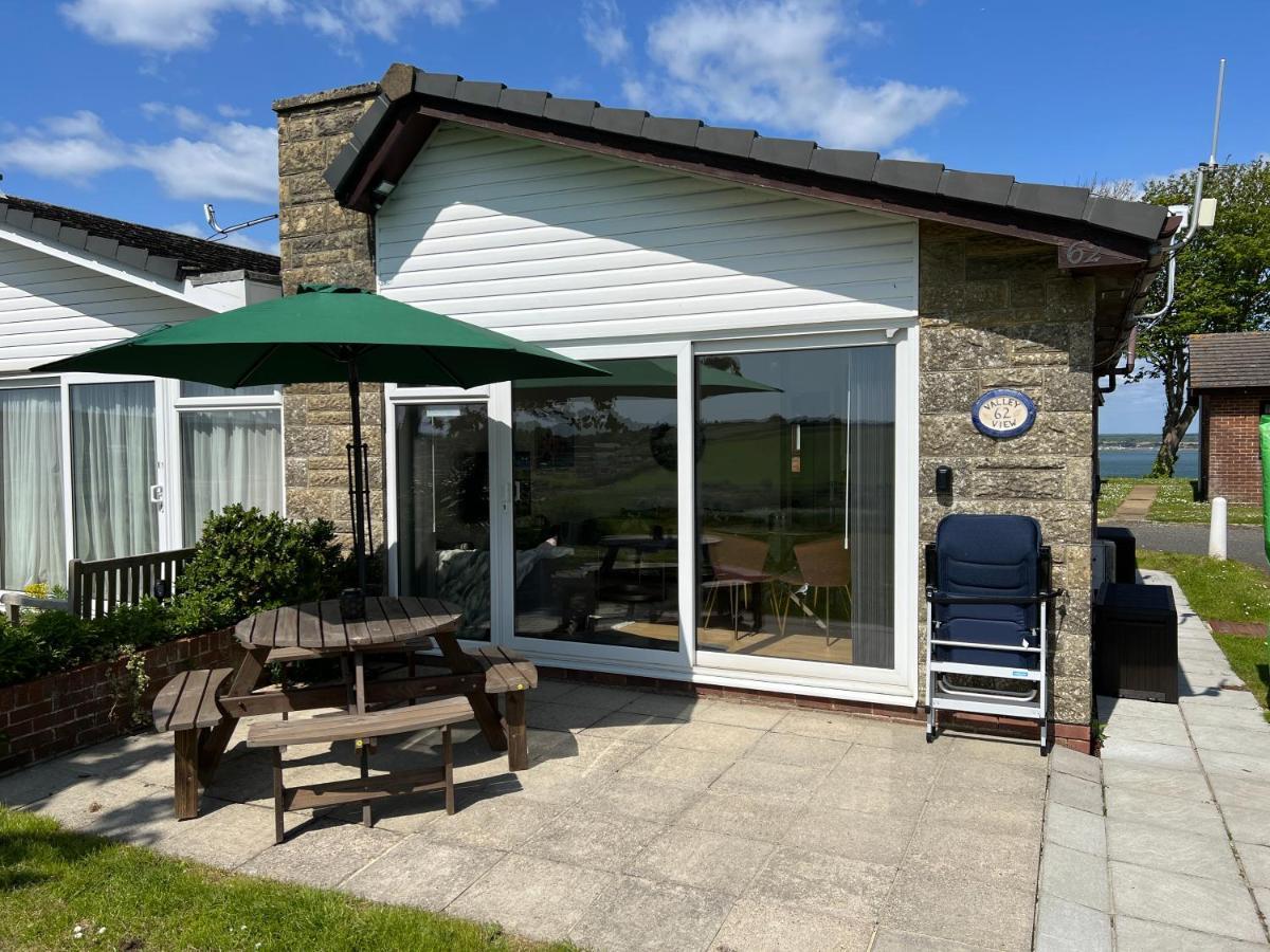 Valley View Self-Catering Coastal Bungalow In Rural West Wight Freshwater Exterior foto
