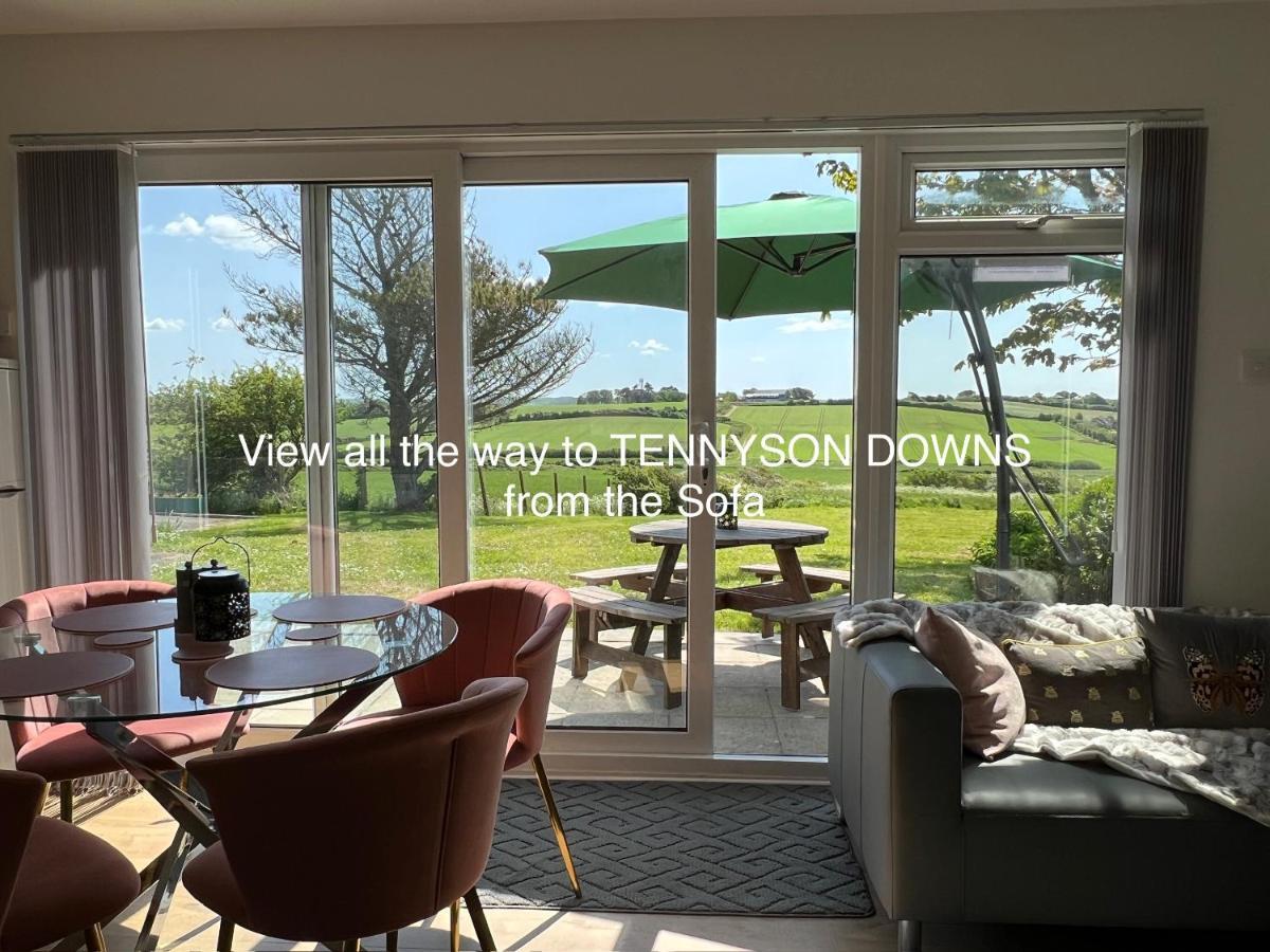 Valley View Self-Catering Coastal Bungalow In Rural West Wight Freshwater Exterior foto